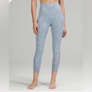 NWOT Wunder Under Scalloped Hem High-Rise Crop 23”. Size 8